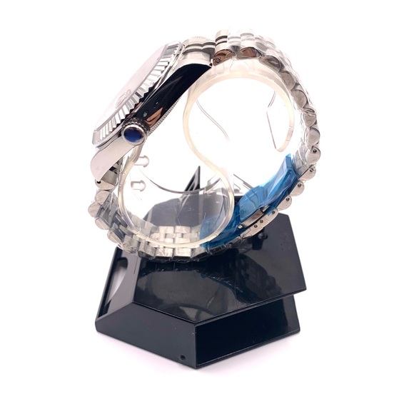 Men's designer watch brand new never worn w/ extra strap - Picture 2 of 3